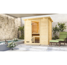 Houten sauna met glazen deur naast zwembad en relaxstoel