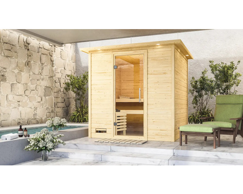 Houten sauna met glazen deur naast zwembad en relaxstoel