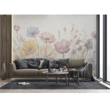 Decoratieve woonkamer met bloemenbehang, bank, tapijt en salontafels.