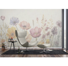 Woonkamer met bloemenbehang, fauteuil en bijzettafel