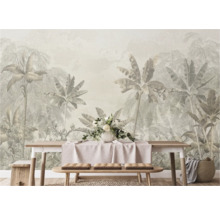 Behang met bosmotief, eettafel met decoratie in de kamer