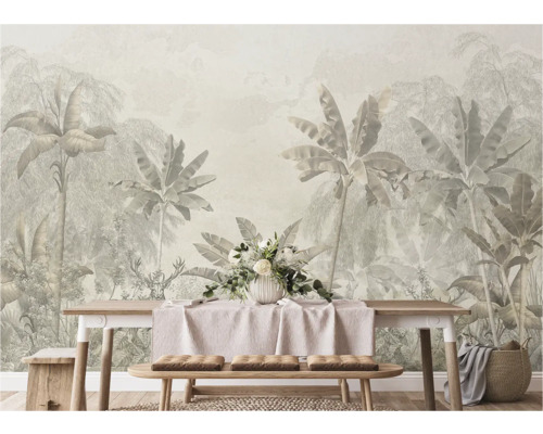 Behang met bosmotief, eettafel met decoratie in de kamer