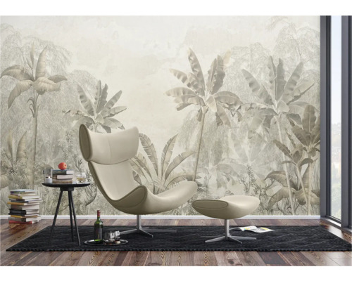 Woonkamer met fotobehang, fauteuil, bijzettafel en vloerkleed voor een lichte sfeer.