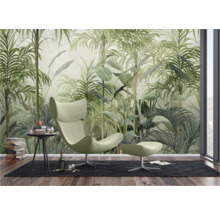 Decoratieve woonkamer met behang met plantenmotief, fauteuil en bijzettafel