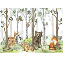 Bosdieren en berken in een bosscène als behang