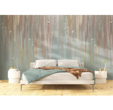 Slaapkamer met fotobehang met plantmotieven achter een bed.