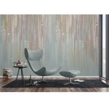 Woonkamer met patroonbehang, fauteuil en bijzettafel voor een gezellige sfeer