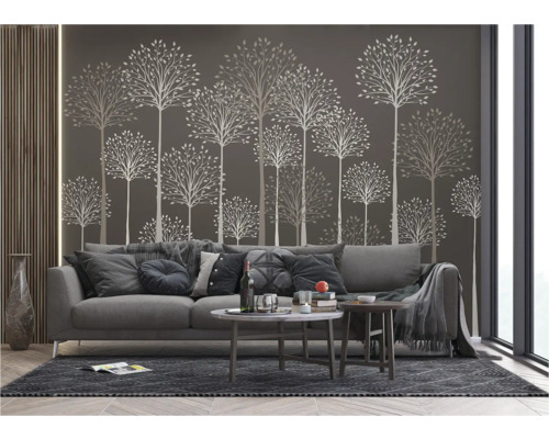 Woonkamer met grijze bank, tapijt en behang met boommotief voor een gezellige sfeer