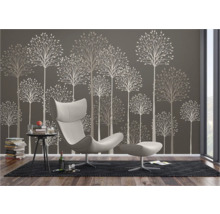 Interieur met boombehang, fauteuil en bijzettafel