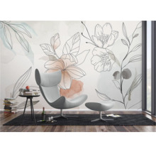 Woonkamer met behang met patroon, fauteuil en bijzettafel.