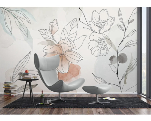 Woonkamer met behang met patroon, fauteuil en bijzettafel.