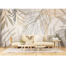 Woonkamer met bloemenbehang, bank en salontafel