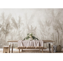 Interieur met eettafel, banken en een fotobehang met grassen-motief