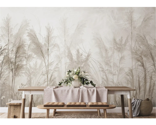 Interieur met eettafel, banken en een fotobehang met grassen-motief