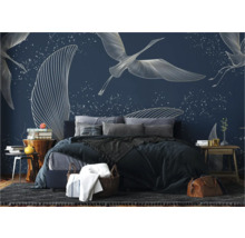 Slaapkamer met bed voor een wandbehang met vogelmotieven