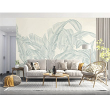 Woonkamer met bank, tafel, stoel en wandbehang met bladerpatroon