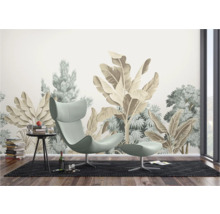 Woonkamer met fauteuil en behang met plantmotief