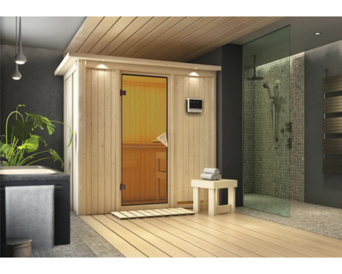 Moderne sauna met glazen deur en digitaal bedieningspaneel in een badkamer met douche.