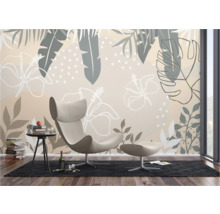 Woonkamer met fauteuil, bijzettafel en fotobehang met bladeren en bloemen