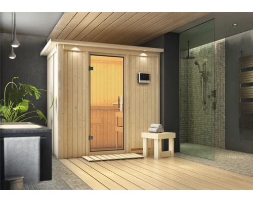Moderne sauna met houten interieur en glazen douche in een badkamer.