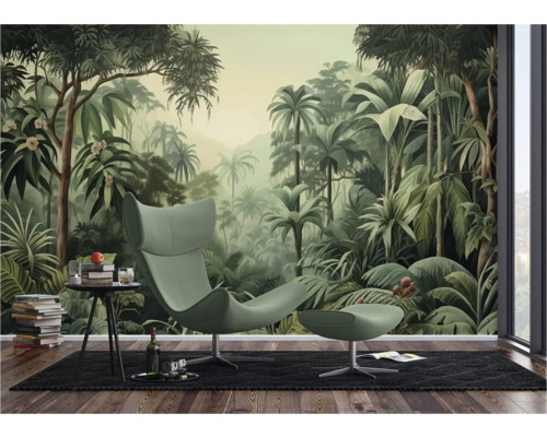 Woonkamer met junglebehang, fauteuil en bijzettafel