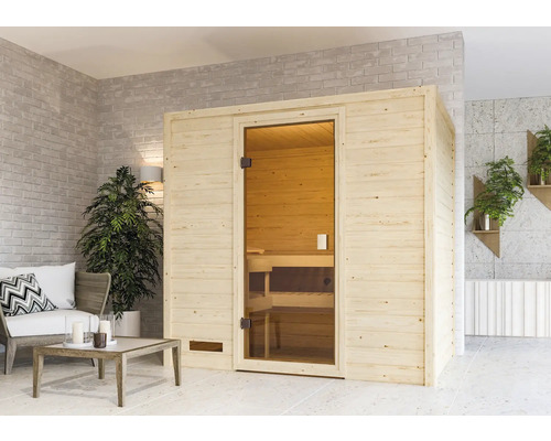 Houten sauna met glazen deur in een lichte ruimte
