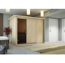 Houten sauna met glazen deur in een lichte badkamer