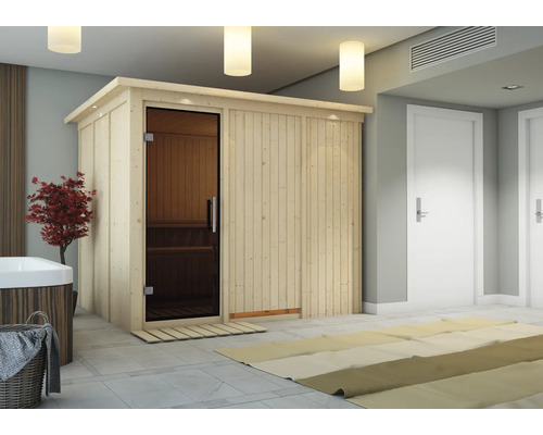 Houten sauna met glazen deur in een lichte badkamer