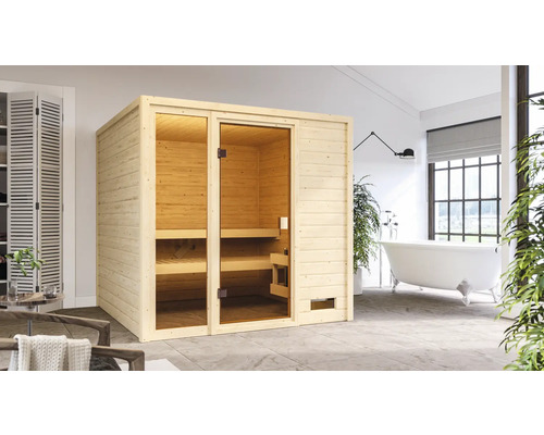 Houten binnensauna met glazen deur in badkamer
