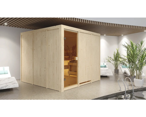 Houten sauna met glazen deur in een wellnessruimte met zwembad en ligstoelen