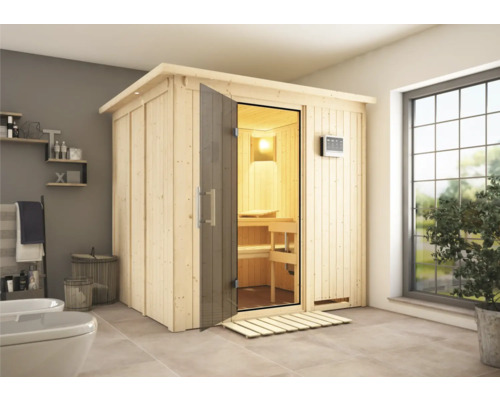 Houten sauna met glazen deur in een badkamer