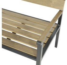 Detail van een tuinbank van hout en metaal