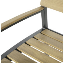 Detailopname van een tuinstoel met houten latten en metalen frame