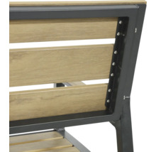 Detail van een tuinbank met houten latten en metalen frame