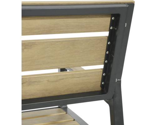 Detail van een tuinbank met houten latten en metalen frame