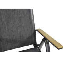 Detailopname van een tuinstoel met armleuning