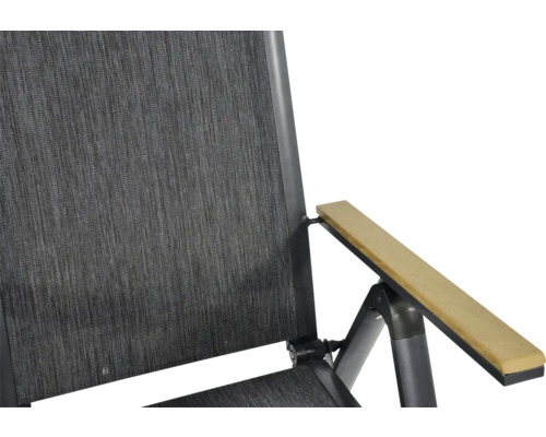 Detailopname van een tuinstoel met armleuning