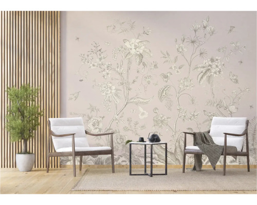 Decoratieve woonkamerscène met bloemenbehang, fauteuils en bijzettafel