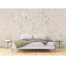 Slaapkamer met bloemenbehang, bed en nachtkastjes.