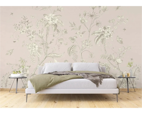 Slaapkamer met bloemenbehang, bed en nachtkastjes.