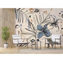 Woonkamer met bloemenbehang, twee stoelen en een kleine tafel