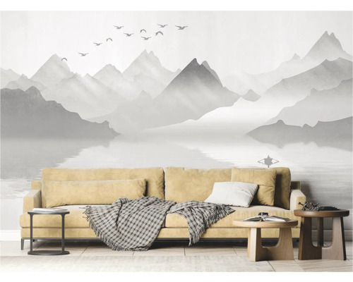 Woonkamer met fotobehang van een berglandschap, bank en bijzettafels