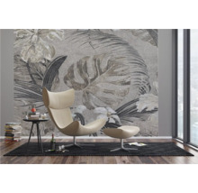 Woonkamer met fauteuil, bijzettafel en fotobehang met plantmotieven