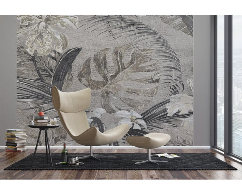 Woonkamer met fauteuil, bijzettafel en fotobehang met plantmotieven