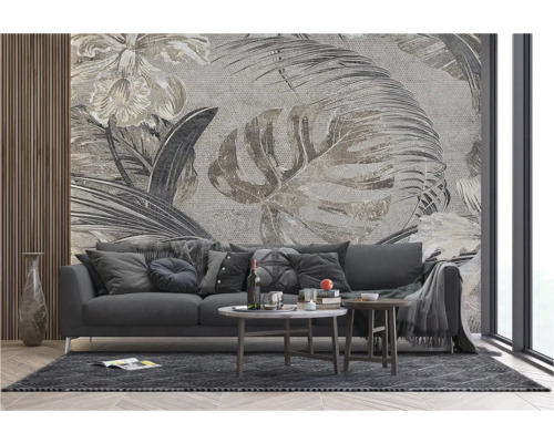 Woonkamer met bank, salontafel en een behang met plantenmotieven.