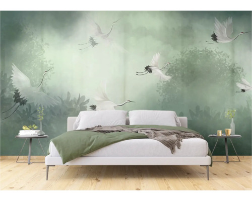 Woonkamer met fotobehang dat vliegende kraanvogels toont en een rustige sfeer creëert.