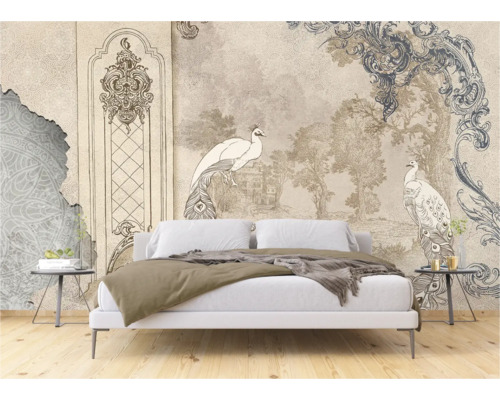 Slaapkamer met vintage wandbekleding met pauwenmotief