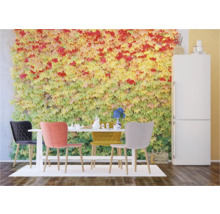 Lichte eetkamer met tafel, stoelen, koelkast en behang met bladerpatroon