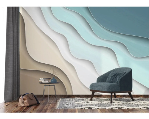 Woonkamer met fauteuil, tafel, tapijt en decoratief behang met golfpatroon