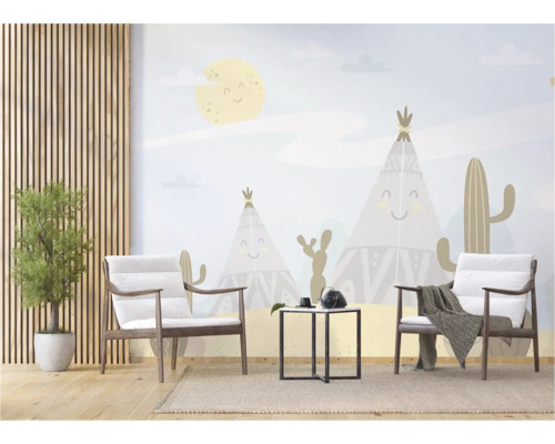 Kinderkamer met muurschildering, twee fauteuils, plant en tapijt voor een gezellige sfeer